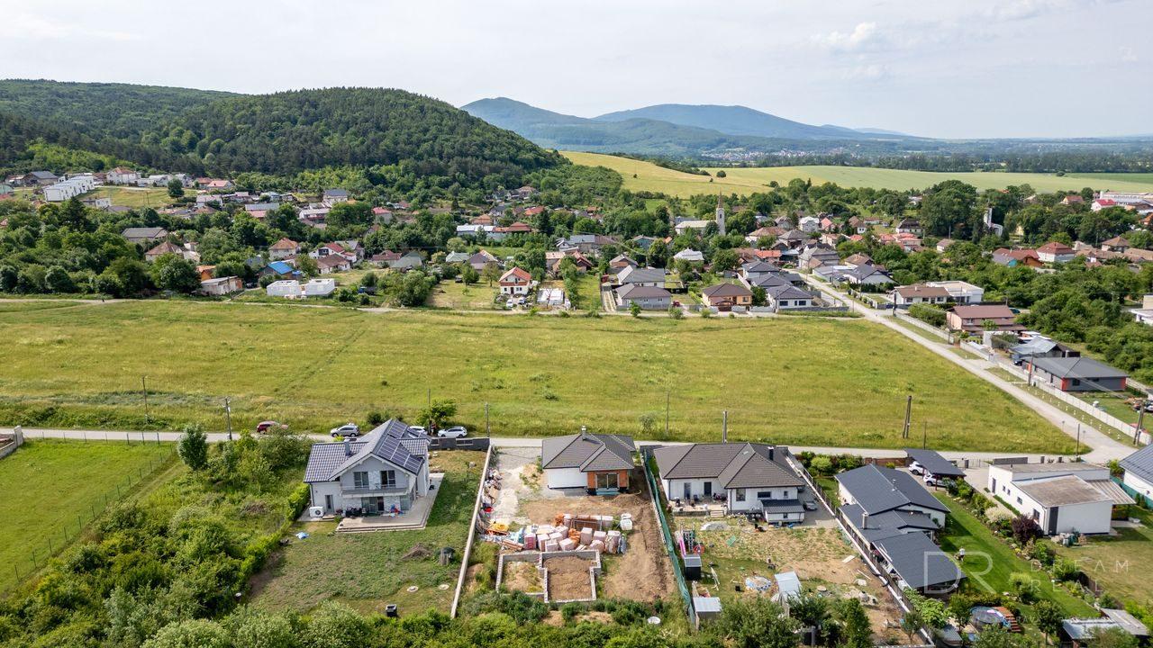 Novostavba 3-izbového domu s pozemkom 441 m² v Ďurkove – za cenu bytu v Košiciach