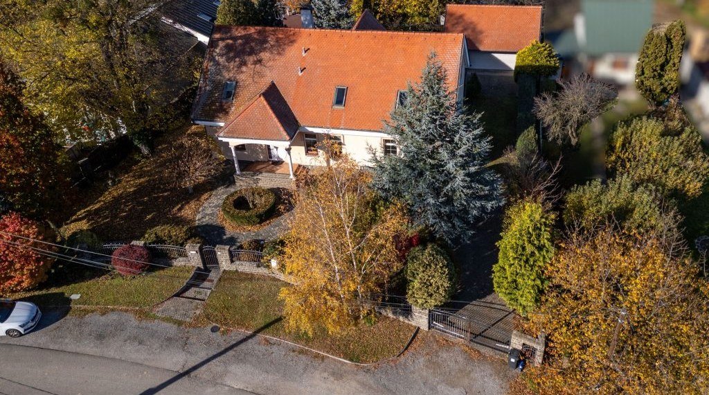 Priestranný rodinný dom s veľkorysým 12-ár pozemkom v obci Ďurďošík