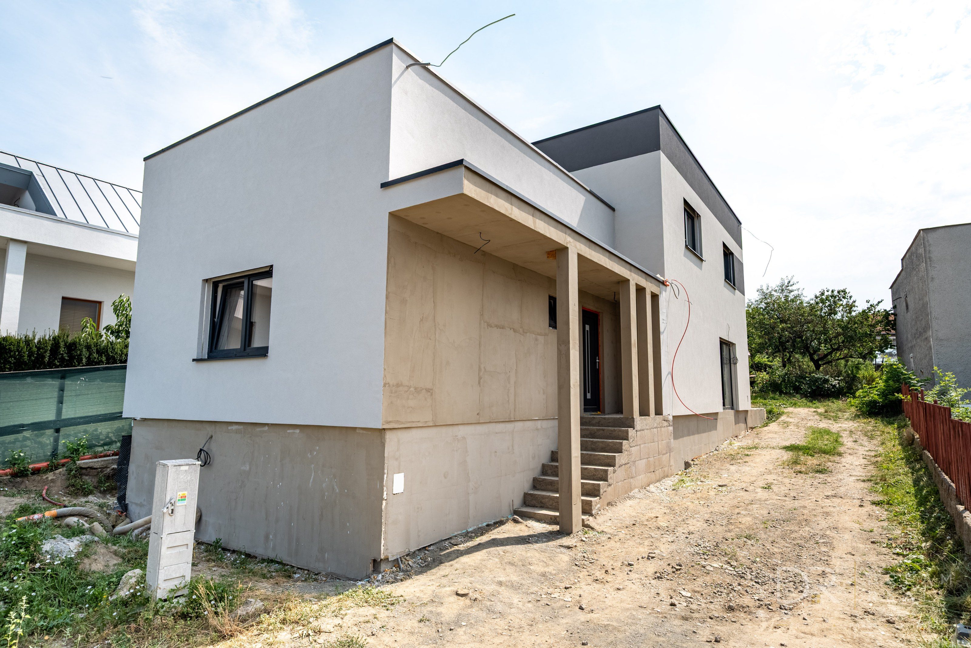 Novostavba s priznanými drevenými trámami a veľkolepou terasou